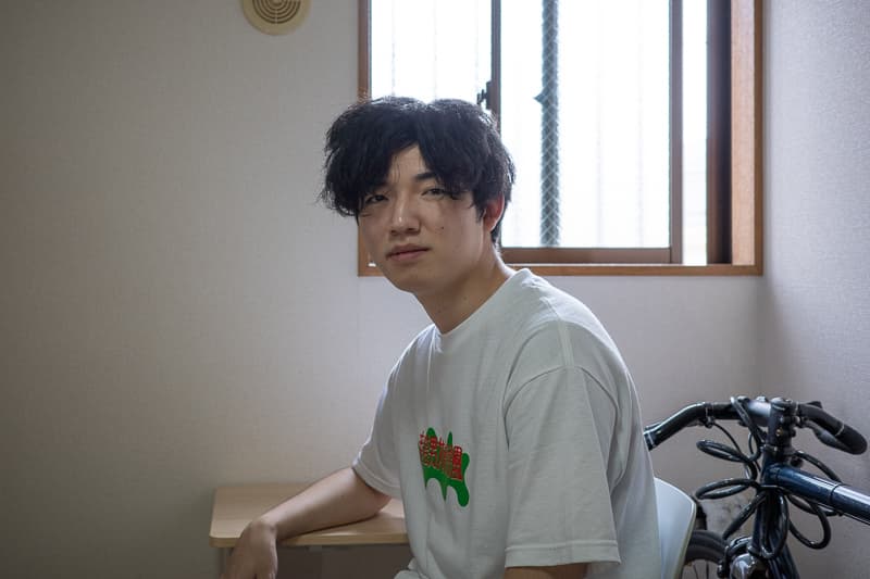 自宅にてインタヴューに答える森悟。